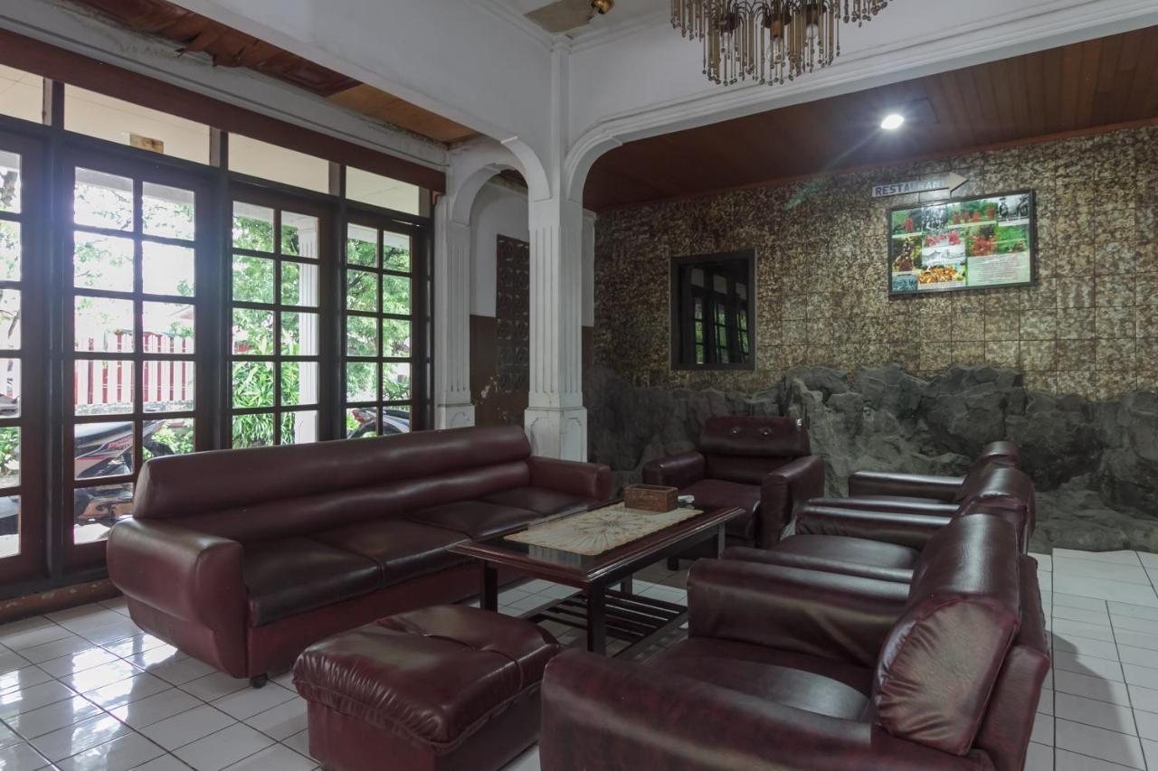 Отель Reddoorz At Jalan Babepalar Rike Манадо Экстерьер фото